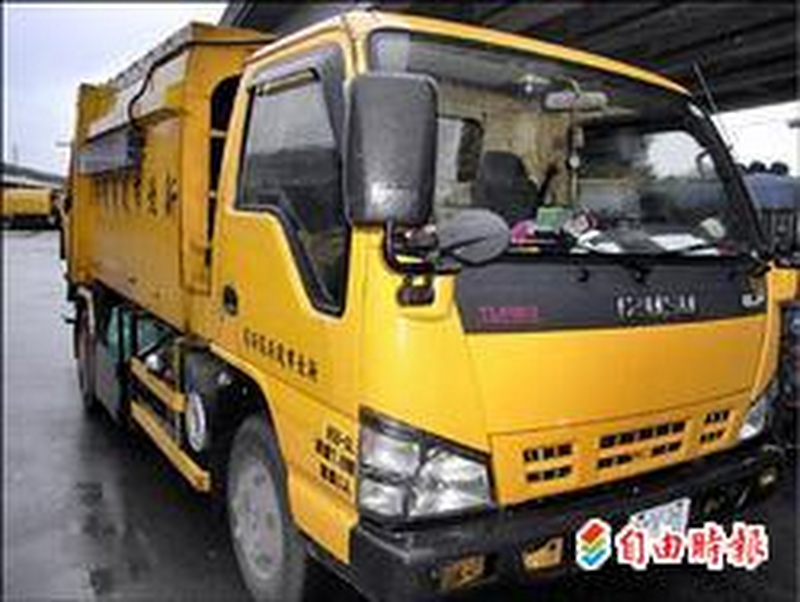 新北市環保局已在板橋、中和與永和的60輛垃圾車上安裝數位錄影監視系統。（記者何玉華攝）