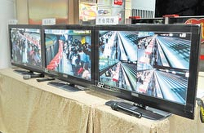 捷運公司在列車上方加裝監視器，畫面呈現在駕駛艙旁螢幕上，駕駛員透過畫面，月台動態一目了然，保護旅客安全。（蘇瑋璇攝）